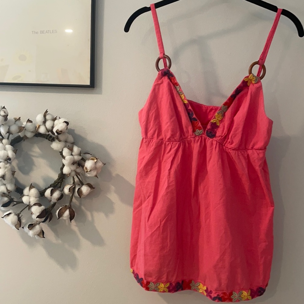 Tank top with flower outlines